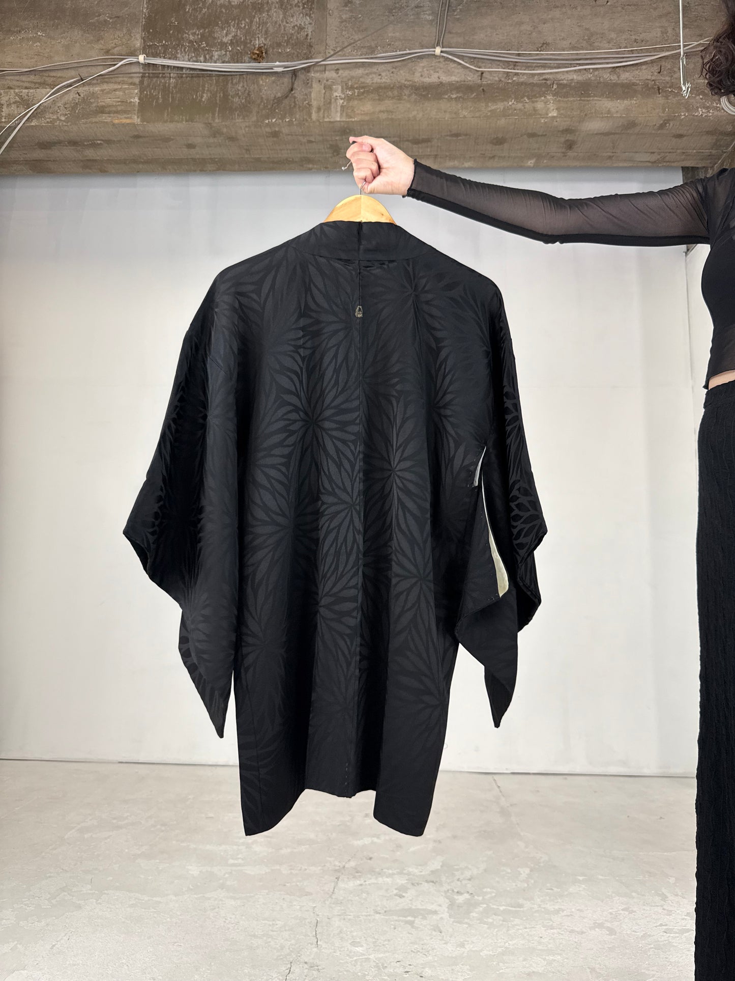 VINTAGE BLACK HAORI "ground pattern, dynamic kiku"