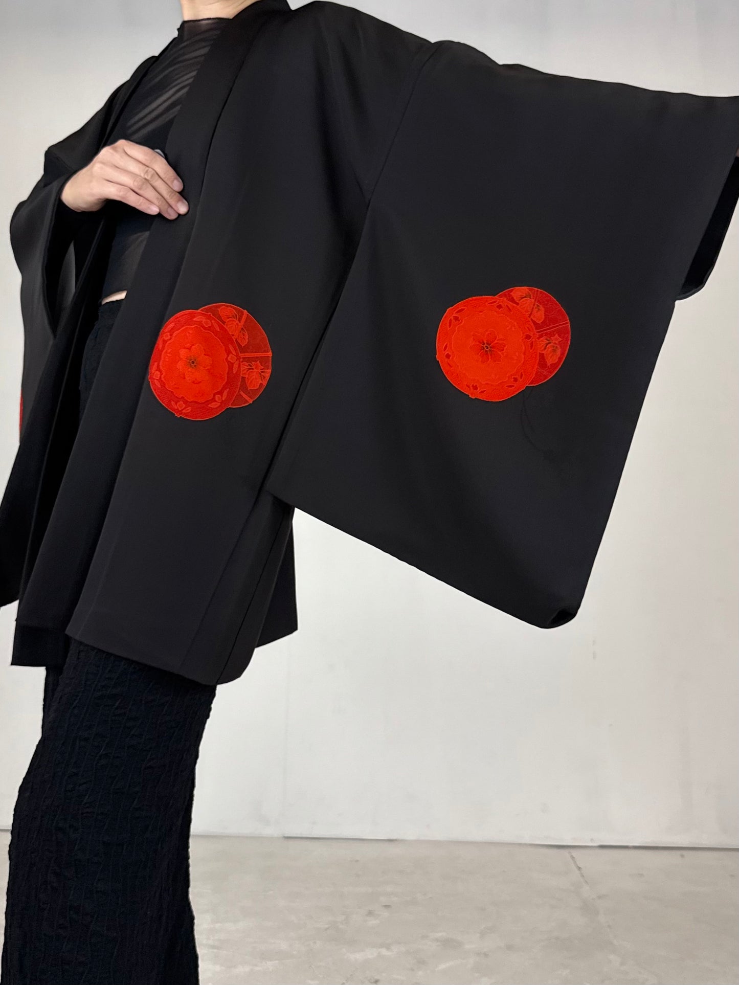 VINTAGE BLACK HAORI "red tsudumi, beautiful inner pattern "