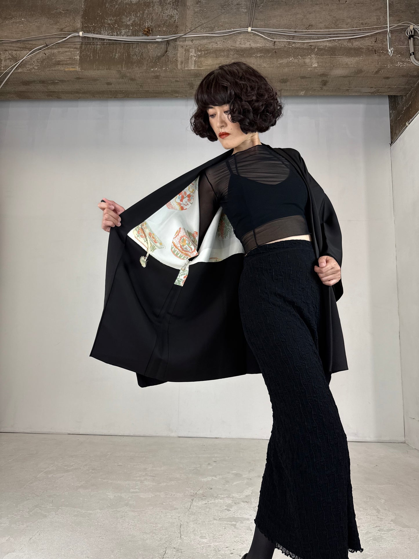 VINTAGE BLACK HAORI "red tsudumi, beautiful inner pattern "