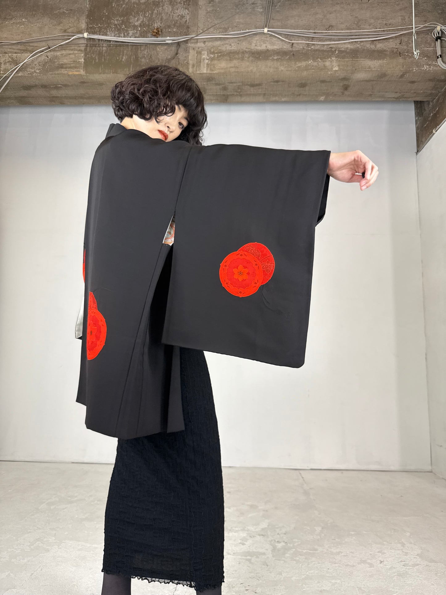 VINTAGE BLACK HAORI "red tsudumi, beautiful inner pattern "