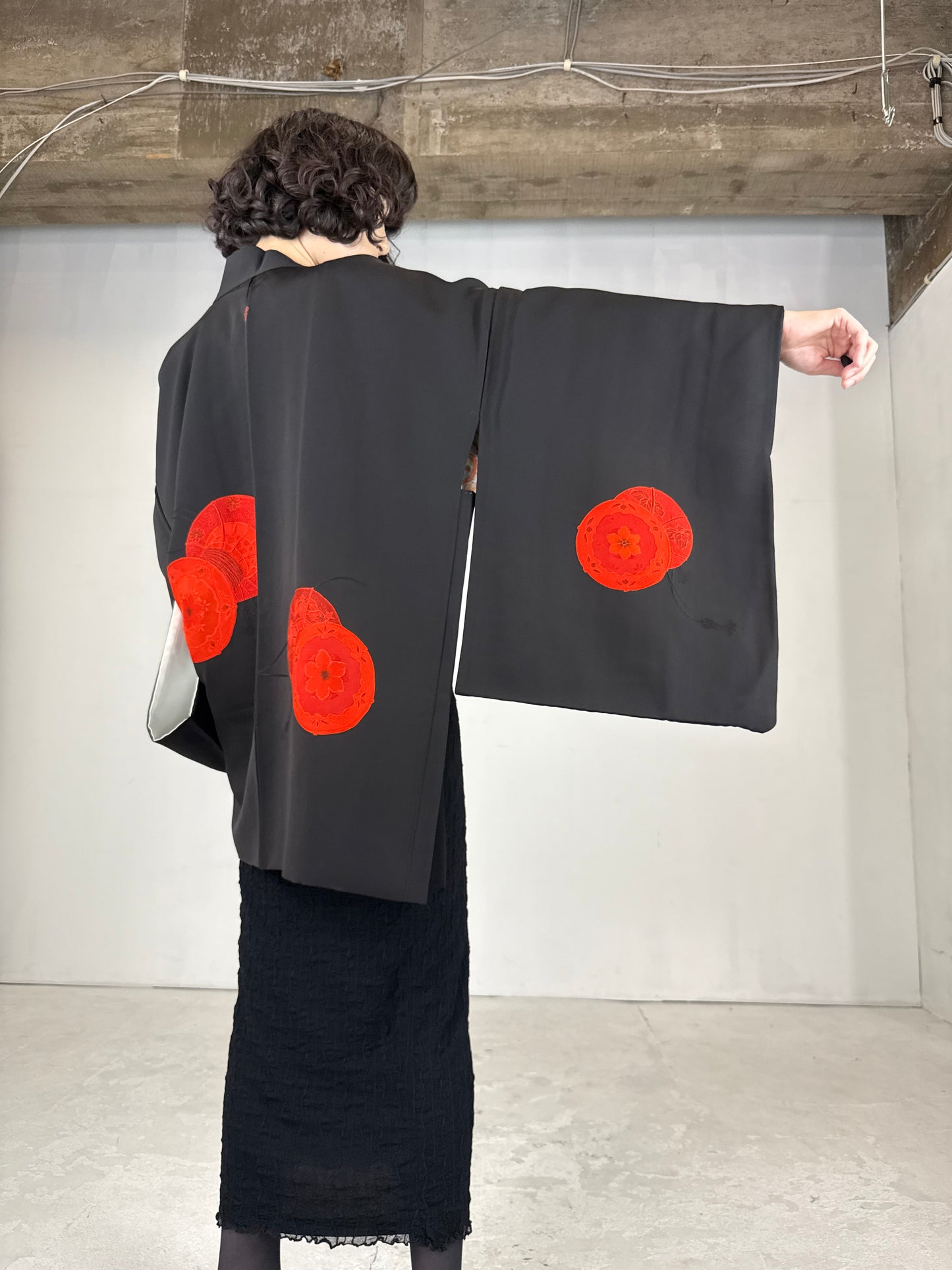 VINTAGE BLACK HAORI "red tsudumi, beautiful inner pattern "