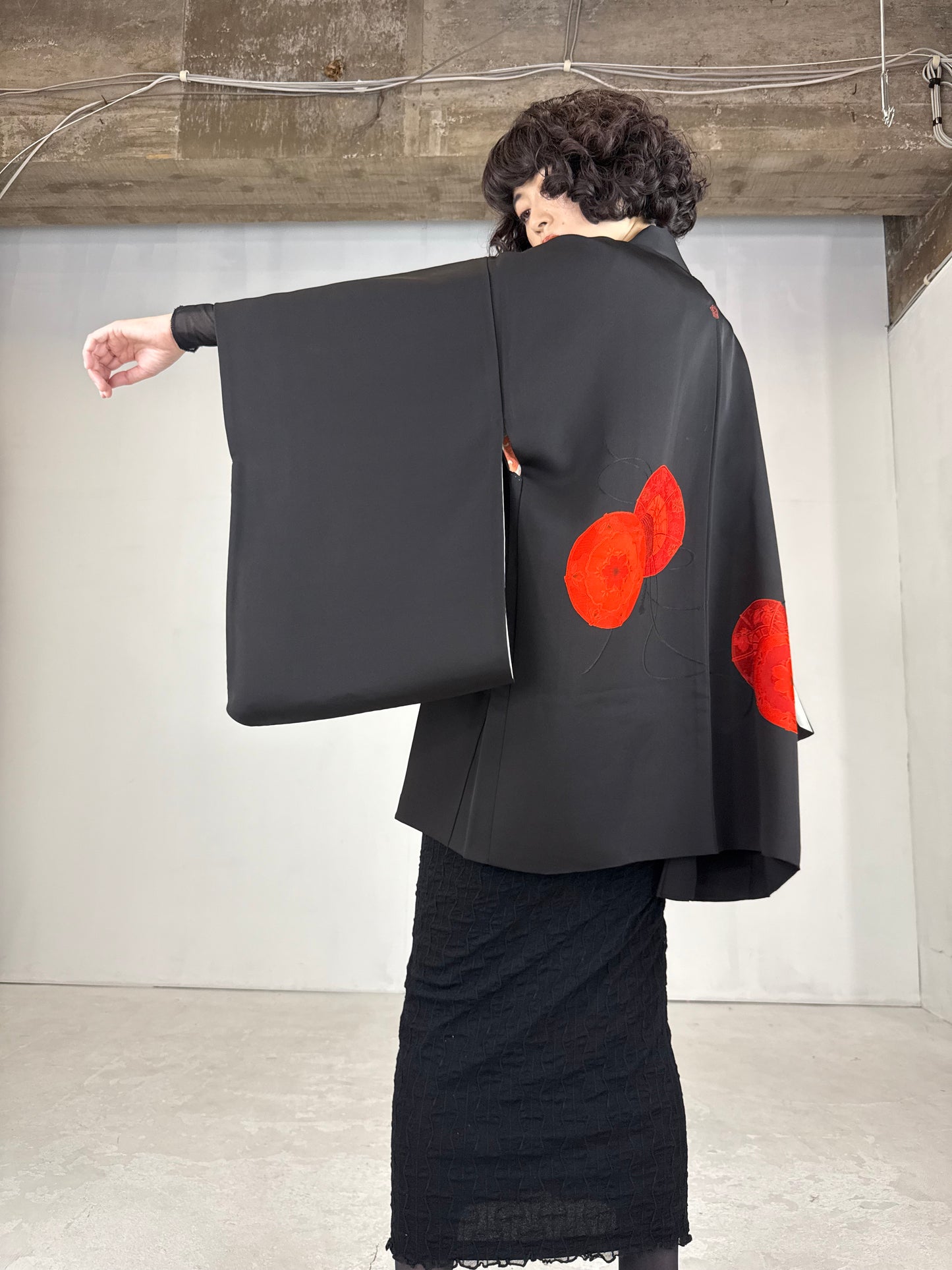 VINTAGE BLACK HAORI "red tsudumi, beautiful inner pattern "