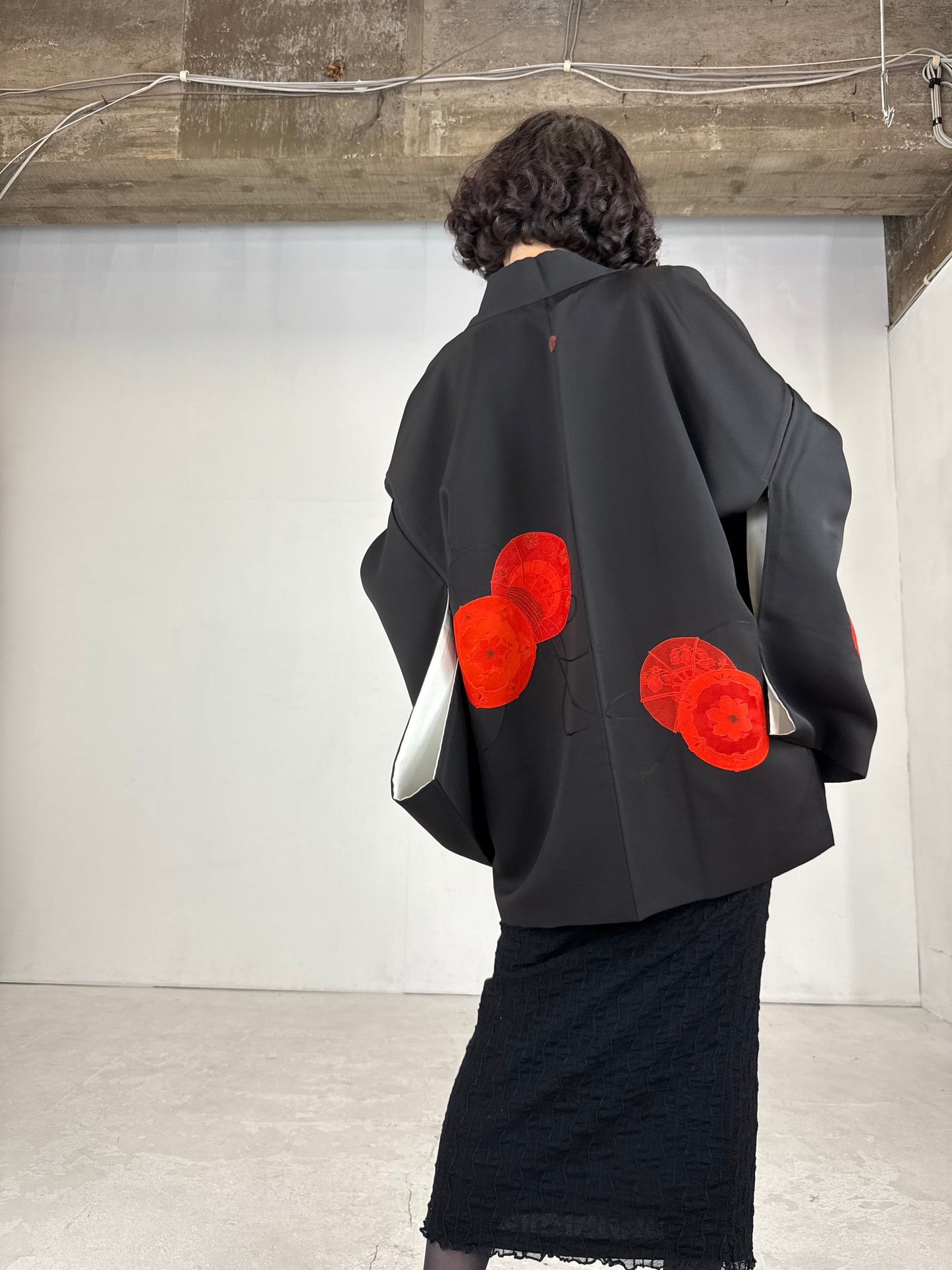 VINTAGE BLACK HAORI "red tsudumi, beautiful inner pattern "