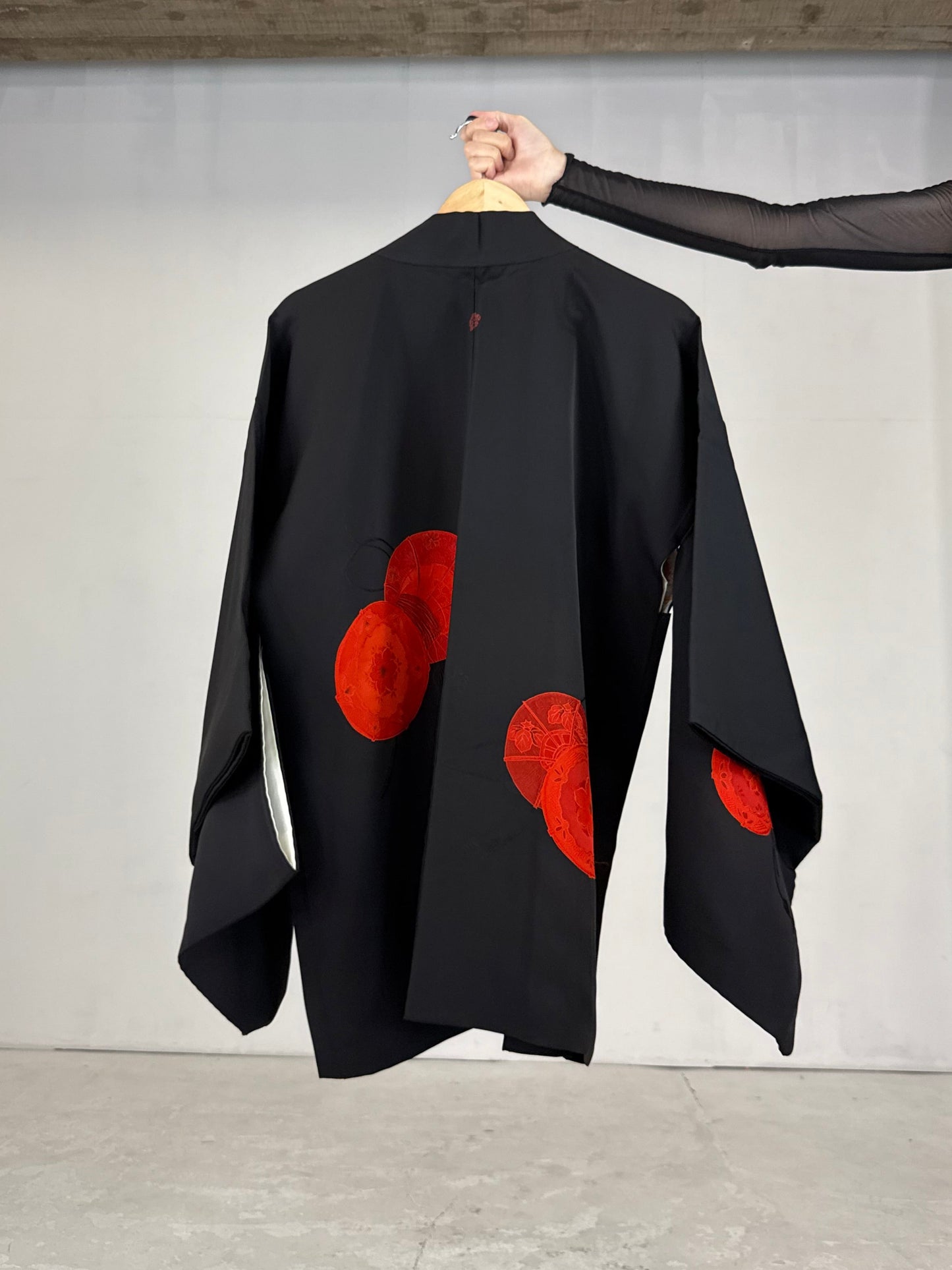VINTAGE BLACK HAORI "red tsudumi, beautiful inner pattern "