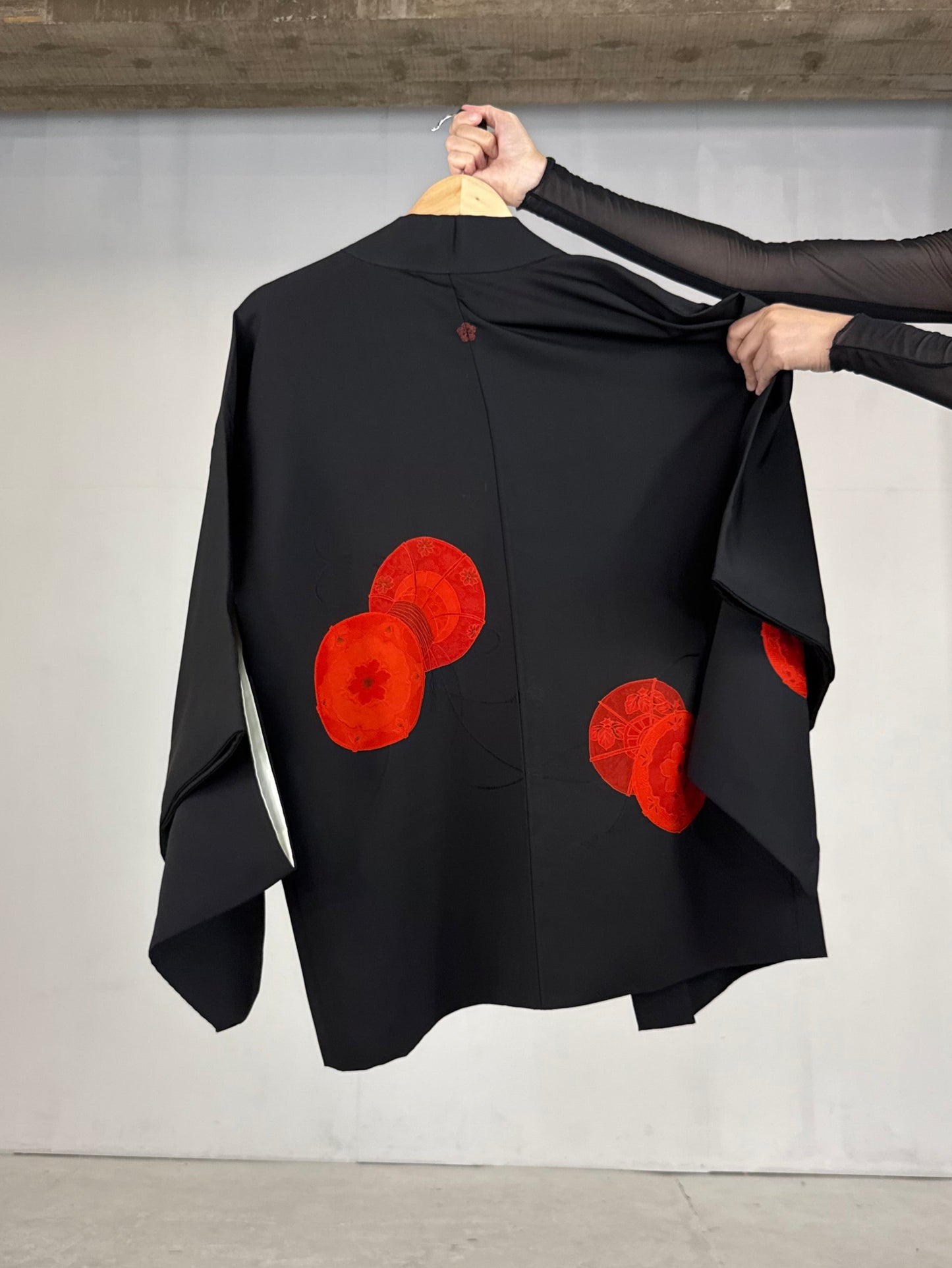 VINTAGE BLACK HAORI "red tsudumi, beautiful inner pattern "