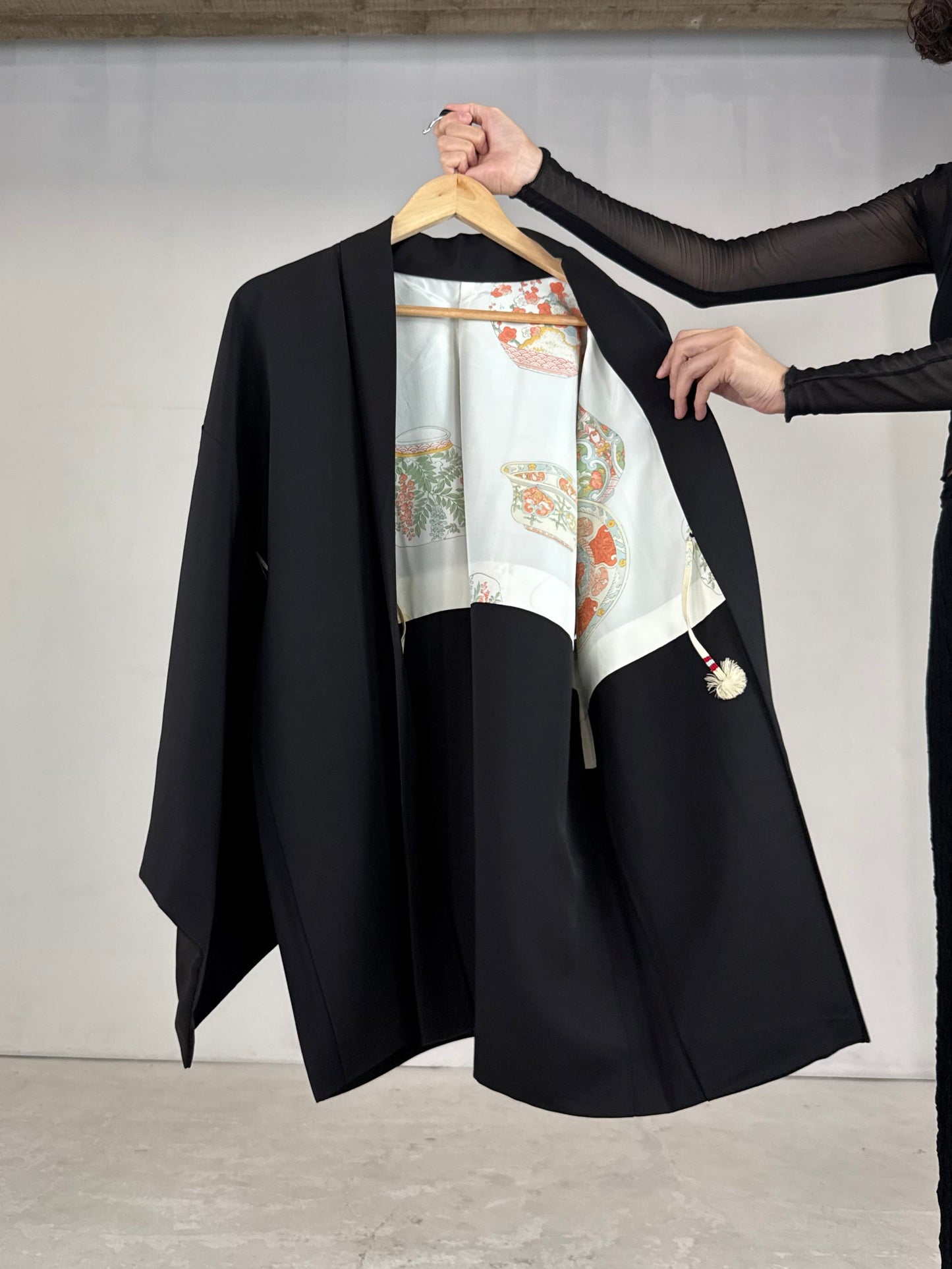 VINTAGE BLACK HAORI "red tsudumi, beautiful inner pattern "