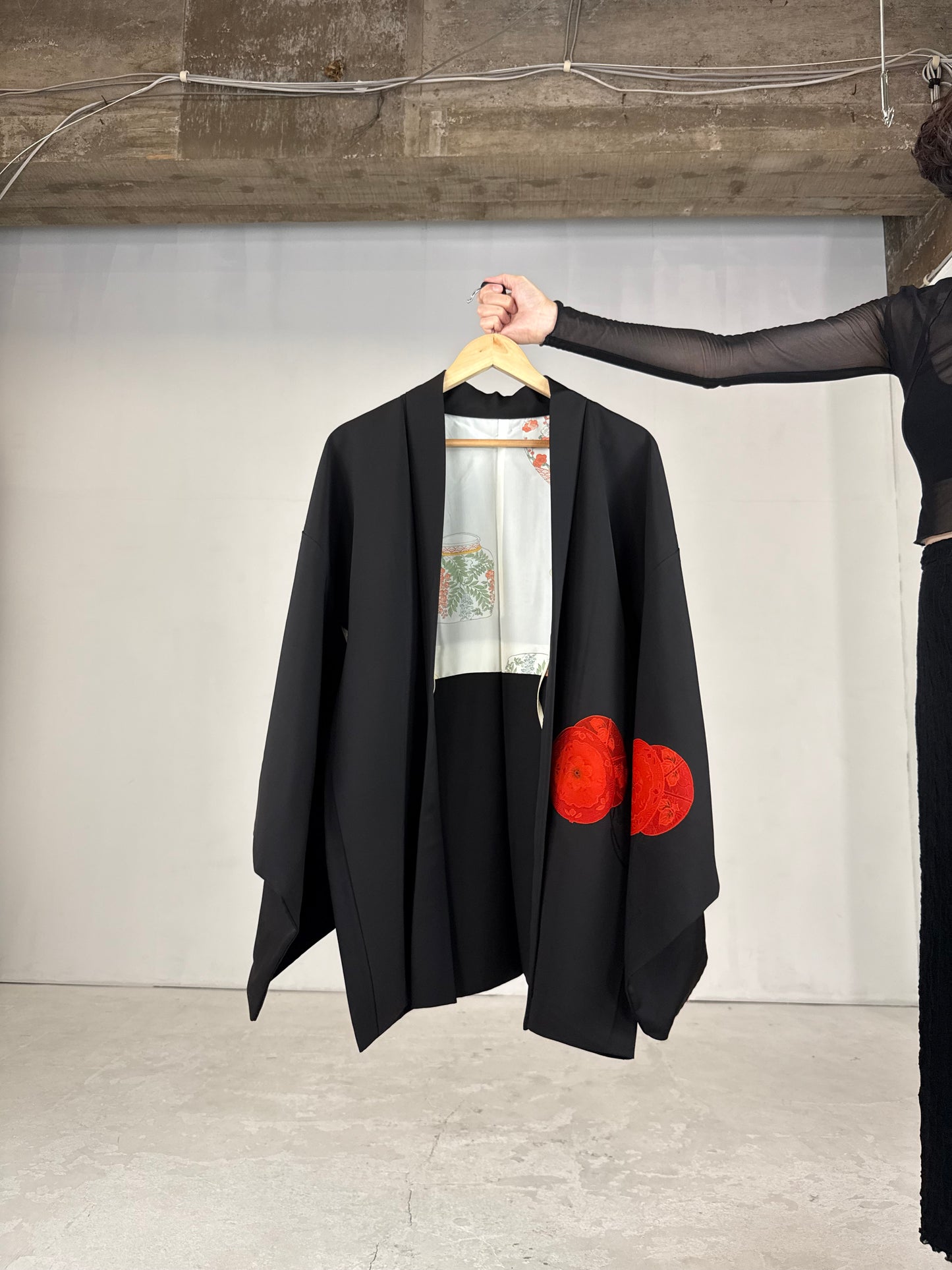 VINTAGE BLACK HAORI "red tsudumi, beautiful inner pattern "