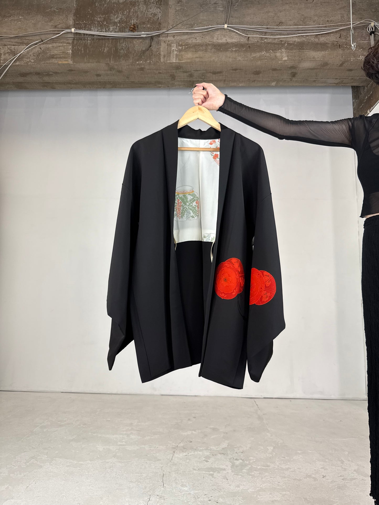 VINTAGE BLACK HAORI "red tsudumi, beautiful inner pattern "